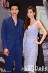 组图：李多海时隔八年再搭李栋旭 镂空裙秀美胸