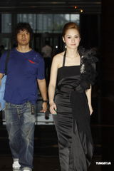 组图：阿娇露肩黑礼服衬白皙肌肤 大秀光洁美背