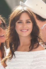 高清图：莉顿-梅斯特露穿肩礼服亮相巴黎时装周