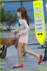 组图：凯蒂携苏瑞亮相 小公主乖巧可爱