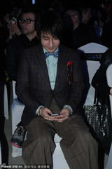 组图：刘谦格子条纹怪异配 阔腿裤被笑土气