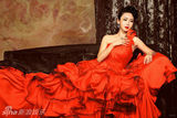 高清图：翁虹优雅红裙写真  解读“女人四十”风情