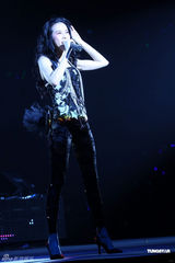 组图：莫文蔚开唱变身金花 透视装大秀完美身材