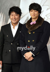 幻灯图集：宋康昊姜东元出席新片发布会 讲兄弟情