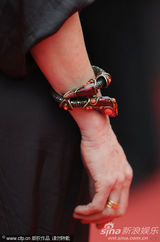 幻灯：《法外之徒》首映 谢丽尔侧面“露肉”秀身材