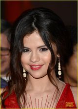 《春假》首映 瓦妮莎秀美腿赛琳娜酥乳诱人