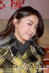 幻灯：张卫健澄清婚变传闻 小柏芝贡米亮相香江