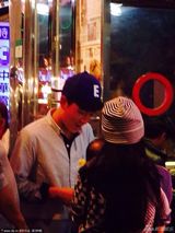 组图：陈冠希携女友悠闲逛夜市 与友人轻松嗨聊