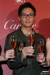 组图：熊黛林携手张智霖出席活动 大露背打扮抢镜