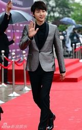 组图：宋仲基银色小西装亮相 亮招牌微笑帅萌