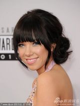 组图：全美音乐奖红毯女星争艳 比伯亲老妈鸟叔搞怪