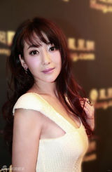 组图：陈紫函发起红毯反击战 雪夜绽放高贵性感