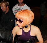 组图：Lady Gaga紫裙现身澳大利亚