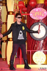 组图：潘玮柏亮相香港签唱会 又唱又跳high翻场