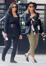 高清图：辣妈碧昂斯带女儿散步彩色花裤子抢眼