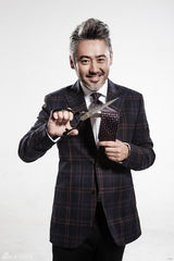 组图：吴秀波初秋写真 萌叔玩转雅痞范儿