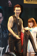 组图：王野发片秀肌肉 母亲带家常菜抵京支持