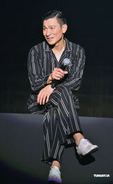 组图：刘德华唱爆上海八万人体育场 指挥歌迷大合唱 