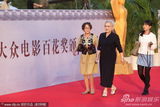 组图：老艺术家代表秦怡和于蓝亮相红毯