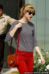 组图：泰勒-斯威夫特金发红唇腔调十足