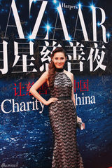 组图：王薪娅亮相芭莎慈善夜 秀香肩裸背