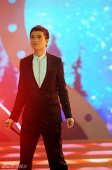 幻灯图：Twins同台献唱 阿娇与陈伟霆贴身热舞