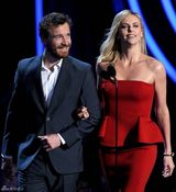 组图：MTV电影奖现场 法斯宾德熊抱塞隆