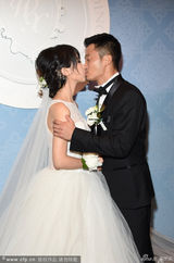 组图：吴京谢楠婚礼甜蜜亲吻 新娘有孕秀鸽子蛋