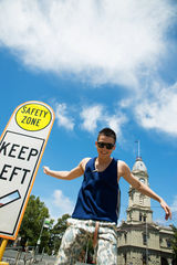 组图：欧豪写真《闪耀》预售 澳洲跑酷秀肌肉