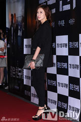 组图：张根硕红衣亮相 剪短发蓄须显沧桑