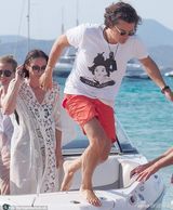 组图：精灵王子揍完比伯心情好 1男泡2女享艳福