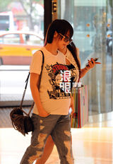 独家：谢楠挺大肚现身孙俪爱女百日宴 潮范打扮