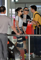 组图：袁姗姗来京打扮时尚 一路手机聊不停