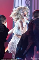 组图：泰勒-斯威夫特献唱新单 露蛮腰狂甩头激情四射