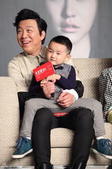 组图：《亲爱的》首映 赵薇黄渤与孩子温馨互动