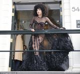 组图：Lady Gaga着透视裙露肉腿 自信爆棚如暗黑新娘