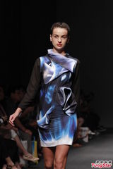 组图：赵颂茹走秀防走光 Lea T称霍启山是朋友