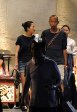 组图：殷桃会男性友人 饭后去按摩店休闲