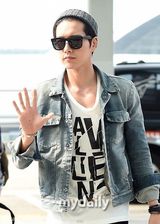 暖男不怕热！朴海镇夏日穿厚衣戴毛线帽