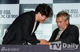 组图：韩星崔岷植携手吕克贝松出席试映会