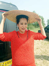 组图：海清手指戳谢霆锋屁股 变村花跟Mani扮丑