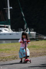 组图：姐姐粉衣开心荡秋千 新西兰湖畔秀光腿