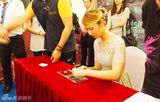 组图：王若琳厦门签售 恰逢“六一”歌迷送惊喜