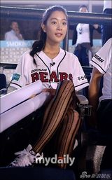 组图：韩国艺人CLARA(李成敏)性感造型亮相棒球比赛现场