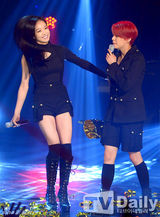 组图：女团f(x)夺冠 宋茜捧奖杯激动蹦跳