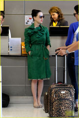 组图：脱衣舞娘蒂塔现身机场 红唇配绿衣潮范足