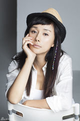 组图：游悠时尚写真 恬静笑容演绎优雅魅力