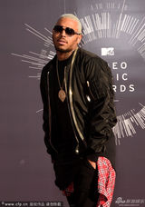 组图：克里斯-布朗黑超墨镜 热情相拥酷劲十足