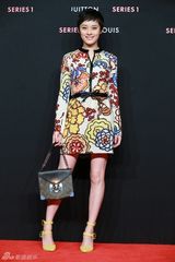 组图:孙俪演绎早春印花裙装 明艳动人惹人追捧