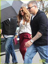 组图：碧昂斯深V露Bra耍性感 老公JayZ抱爱女